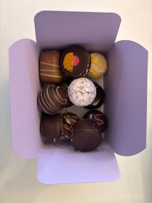 12 alkoholische Pralinen gemischt als Geschenk